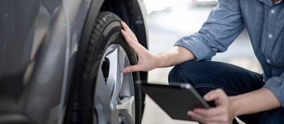 Czy wiesz ile Twoje auto będzie warte, jak będziesz je sprzedawać? BIZNES, Motoryzacja - Kupując nowe, czy używane auto zwracamy uwagę na moc silnika, rodzaj skrzyni biegów, przebieg czy wyposażenie. Jednak rzadko myślimy o tym, ile stracimy sprzedając kiedyś dany model samochodu.