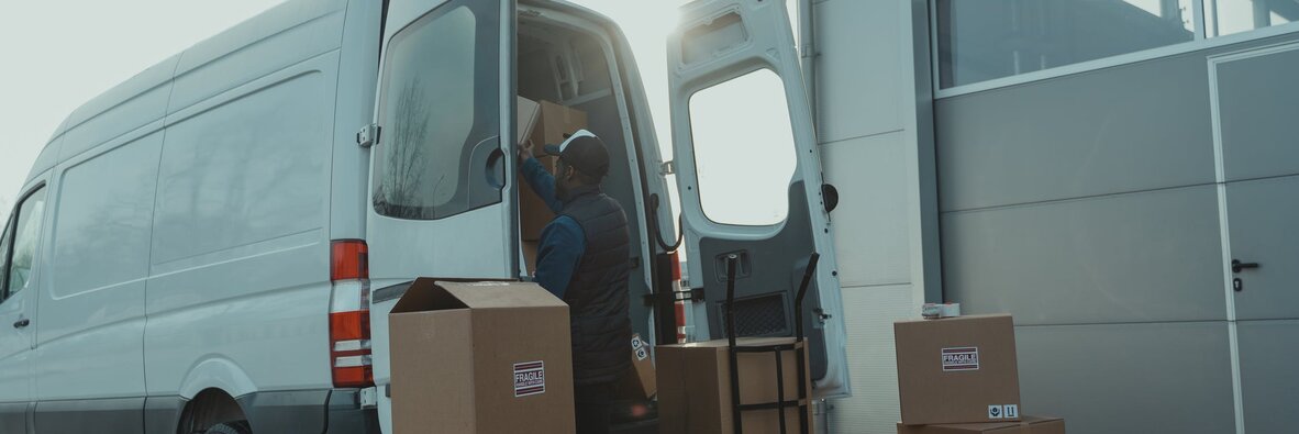 Pakiet Mobilności: jak zmieni się transport o DMC do 3,5 tony? , - Dyskusja na temat tzw. pakietu mobilności w branży TSL nie cichnie od kilku miesięcy. Przegłosowane w lipcu przepisy dotykają między innymi norm socjalnych, tachografów, czy wynagrodzeń kierowców. Szczególna rewolucja nastąpi w transporcie drogowym operującym pojazdami o dopuszczalnej masie całkowitej do 3,5 tony, potocznie nazywanych „busami”. Dotychczas pojazdy tego typu nie podlegały regulacjom zawartym w rozporządzeniu nr 561/2006 (normy socjalne), czy nr 165/2014 (tachografy i ich obsługa). Co czeka przedsiębiorców opierających biznes na samochodach o DMC do 3,5 tony? Od kiedy zaczną obowiązywać tachografy w „busach” i jakie obowiązki będą ciążyć na przedsiębiorstwach transportowych? Arkadiusz Góra ekspert OCRK z Grupy INELO podsumowuje nadchodzące zmiany.
