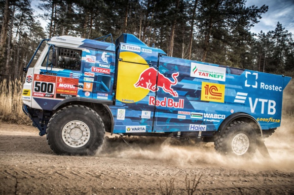 KAMAZ-master i Goodyear gotowi zwyciężyć w Rajdzie Dakar BIZNES, Motoryzacja - Goodyear przedłużył współpracę z zespołem KAMAZ-master jako oficjalny dostawca opon. Obaj partnerzy z niecierpliwością oczekują dalszej udanej współpracy i kolejnego miejsca na podium w Rajdzie Dakar.
