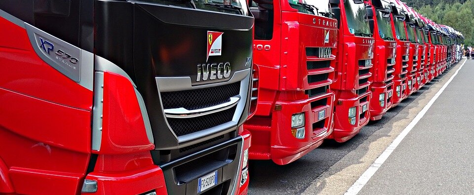 Zakup ciężarówki w 2021 roku – jakie trendy mogą pojawić się na rynku? , - Przedsiębiorcy transportowi zaczynają coraz lepiej odnajdywać się w pandemicznej rzeczywistości. Idą za tym zakupy nowych ciężarówek. Na co więc powinni przygotować się przewoźnicy, którzy w 2021 chcą doposażyć swoją flotę? Według raportu Trends Transforming The Trucking Industry Outlook in 2021, przygotowanego przez Linchpin oszczędzanie na nowych technologiach przy zakupie pojazdów do przedsiębiorstw transportowych będzie tylko pozornym „ucięciem” kosztów. Tomasz Czyż, ekspert GBox z Grupy INELO podpowiada, jakimi kryteriami powinniśmy kierować się dobierając nowe ciężarówki.