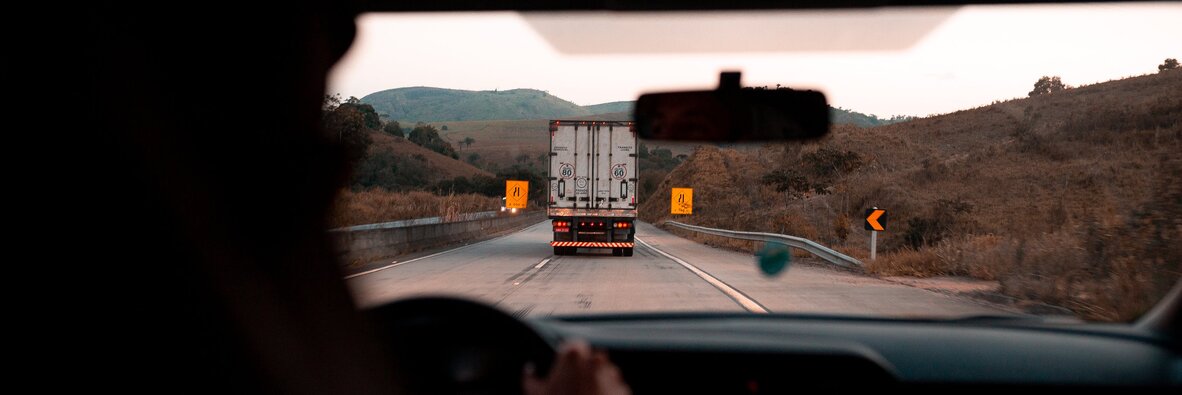 Zatrudnię kierowcę bez doświadczenia. Telematyka transportu wesprze początkujących truckerów , - Jak wskazuje Międzynarodowa Unia Transportu Drogowego (International Road Transport Union) Polska i Rumunia to kraje UE, w których najbardziej brakuje zawodowych kierowców. Według szacunków PwC i TLP, aby załatać lukę kadrową, na rynek każdego roku od 2019 do 2022 musiałoby wchodzić około 15 tys. truckerów. Tymczasem prognozuje się, że dzięki profilowanej edukacji przybędzie w tym roku 4 000 adeptów, a w 2024 ponad 12 000. To nadal za mało. Z tego powodu branża otwiera drzwi dla często niedoświadczonych kandydatów z zagranicy, którzy w prowadzeniu ciężarówki upatrują szans na rozpoczęcie kariery zawodowej i zwiększenie zarobków. Co powinni zrobić przewoźnicy, żeby zapewnić bezpieczne warunki pracy i jednocześnie zadbać o opłacalność realizowanych zleceń? Najprostsza odpowiedź to telematyka transportu, czyli nowoczesne rozwiązania technologiczne pomagające nowym pracownikom w szybszy sposób poznać tajniki zawodu, a przewoźnikom ograniczyć potencjalne problemy związane z zatrudnieniem niedoświadczonego kierowcy. Jak to zrobić – podpowiada Tomasz Czyż, ekspert GBox z Grupy INELO.