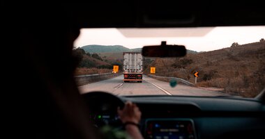 Zatrudnię kierowcę bez doświadczenia. Telematyka transportu wesprze początkujących truckerów , - Jak wskazuje Międzynarodowa Unia Transportu Drogowego (International Road Transport Union) Polska i Rumunia to kraje UE, w których najbardziej brakuje zawodowych kierowców. Według szacunków PwC i TLP, aby załatać lukę kadrową, na rynek każdego roku od 2019 do 2022 musiałoby wchodzić około 15 tys. truckerów. Tymczasem prognozuje się, że dzięki profilowanej edukacji przybędzie w tym roku 4 000 adeptów, a w 2024 ponad 12 000. To nadal za mało. Z tego powodu branża otwiera drzwi dla często niedoświadczonych kandydatów z zagranicy, którzy w prowadzeniu ciężarówki upatrują szans na rozpoczęcie kariery zawodowej i zwiększenie zarobków. Co powinni zrobić przewoźnicy, żeby zapewnić bezpieczne warunki pracy i jednocześnie zadbać o opłacalność realizowanych zleceń? Najprostsza odpowiedź to telematyka transportu, czyli nowoczesne rozwiązania technologiczne pomagające nowym pracownikom w szybszy sposób poznać tajniki zawodu, a przewoźnikom ograniczyć potencjalne problemy związane z zatrudnieniem niedoświadczonego kierowcy. Jak to zrobić – podpowiada Tomasz Czyż, ekspert GBox z Grupy INELO.
