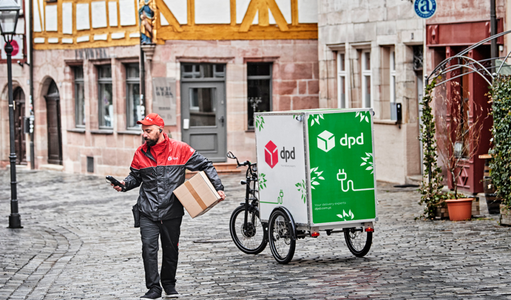 DPD Polska podwoiła liczbę elektrycznych busów dostawczych i rozwija flotę rowerów cargo.