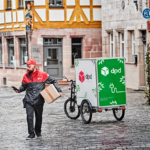 DPD Polska podwoiła liczbę elektrycznych busów dostawczych i rozwija flotę rowerów cargo.